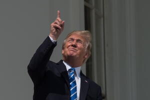 El presidente Donald Trump en el balcón de la Casa Blanca el 21 de agosto de 2017, día del eclipse solar.