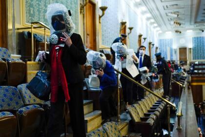 (FOTOS) PRIMERA VEZ EN LA HISTORIA DE EEUU QUE PASA EN EL CAPITOLIO 50 Algunos de los presentes en la sesión recibieron máscaras antigás.