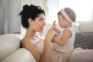 mama-hablando-con-su-hija.jpg