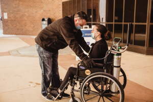 Kelsey Townsend al salir del hospital