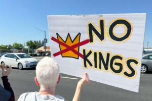 La protesta inició alrededor de las 10:00 am. frente al centro comercial River Park, en Fresno.