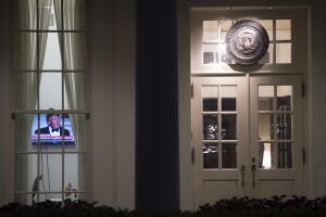 Un televisor encendido en la Casa Blanca en una imagen del 15 de mayo poco después de que el Washington Post publicara que Trump reveló secretos a Rusia.