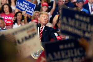 Trump arropado por sus seguidores incondicionales en Arizona
