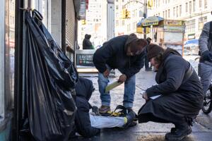 Aumentan a 14 las muertes por frío extremo en la Ciudad de Nueva York.
