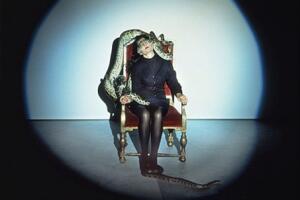 Marina Abramovic en la performance Dragon Heads