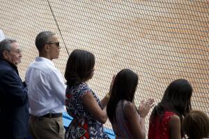Obama disfruta del juego de béisbol en La Habana