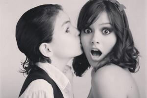 Laura Carmine y Adriano Zendejas