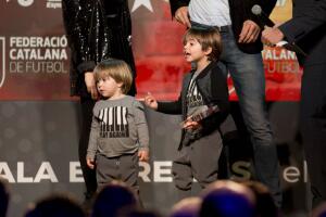 Shakira y Piqué con Milan y Sasha en una entrega de premios.