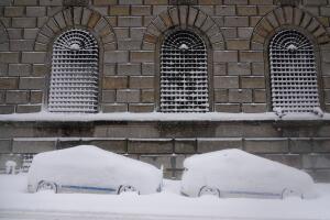  Vehículos urbanos estacionados cubiertos de nieve en el bajo Manhattan durante una tormenta de nieve. 