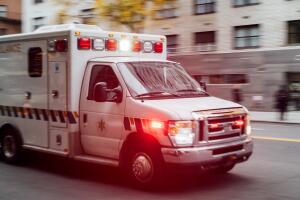 Joven es apuñalado dos ocasiones en metro de Queens; sospechoso está prófugo