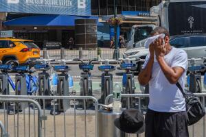 Nueva York enfrenta semana de calor extremo; anuncian medidas para proteger a residentes.