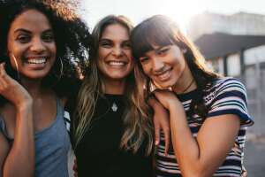 Três amigas posam para uma foto