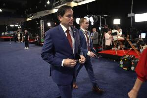 El senador Marco Rubio, republicano por Florida, camina en la sala de 'spin' antes de un debate presidencial entre el expresidente candidato presidencial republicano Donald Trump y la vicepresidenta candidata presidencial demócrata Kamala Harri.