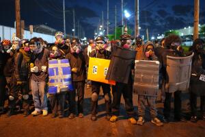 Arrestan a seis manifestantes durante protestas frente al centro de detención Delaney Hall.