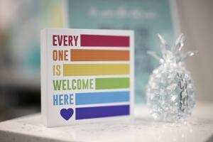 Un cartel de apoyo a la comunidad LGBTQ+ se despliega en el mostrador de la recepción de la clínica médica Pineapple Healthcare en Orlando, Florida, el 28 de mayo de 2024.