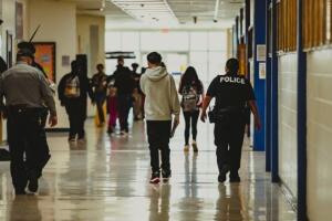 En Texas, casi 400 distritos escolares tienen sus propios departamentos de policía, más que en todos los demás estados de EE. UU. juntos. Agentes en todo el estado han sujetado, derribado y paralizado con pistolas eléctricas a alumnos.