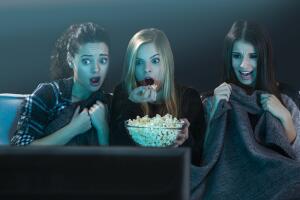 mujeres-viendo-series-comiendo-palomitas.jpg