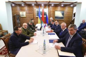 Rusia y Ucrania en la mesa de negociacion