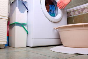 Saiba como limpar peças de roupa da maneira correta