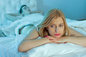 casal-cama-mulher-triste.jpg