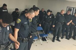 GALERIA POLICIAS/rezopoliciaHouston.jpg