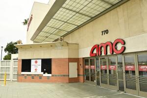amc-cines-pelea-universal.jpg