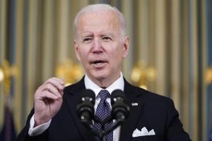 El presidente Joe Biden habla en la Casa Blanca, durante la presentación del presupuesto para el próximo año fiscal el 28 de marzo de 2022. 