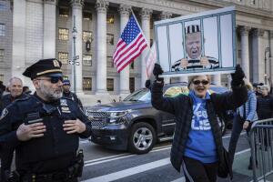 A las afueras de la Corte Suprema de Nueva York, donde Trump rinde su testimonio, varias personas se han agrupado para expresar rechazo al expresidente.