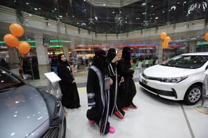 Arabia Saudita abre su primera agencia de autos para mujeres