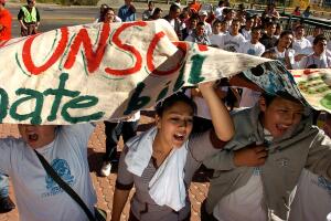Sabrina Aguilera, 14, protesta junto a Marisol Hernández Cisneros, izquierda, a favor del DREAM Act