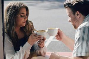 Cada vez más personas entienden que pedir ayuda no es debilidad, sino una muestra de coraje y autocuidado en tiempos de presión.