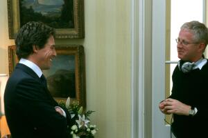 Hugh Grant y Richard Curtis en el set de 'Love Actually'