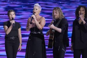 Pink y su hija, Willow Sage Hart, a su derecha, cantan en la CND de Chicago.