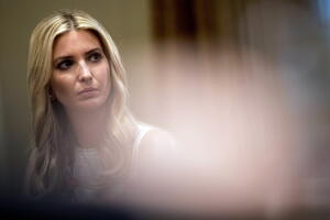 Van ya tres grandes tiendas por departamento que retiran la línea de ropa de la hija del presidente Trump.