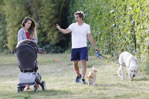 Carlos Baute paseando a sus perros con su familia 