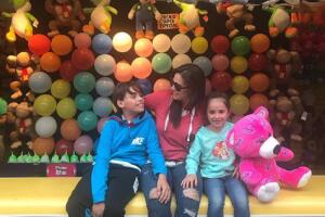 Luz Elena González e hijo