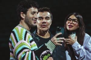 Sebastián Yatra, Adrián Uribe y Alejandra Espinoza durante los ensayos de Premio Lo Nuestro 2023.