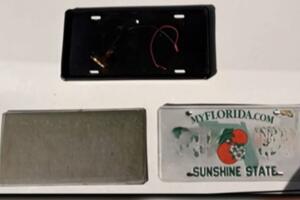 El uso de un dispositivo para tapar la matrícula puede convertirse en delito grave si se prueba intención de fraude u otro delito.