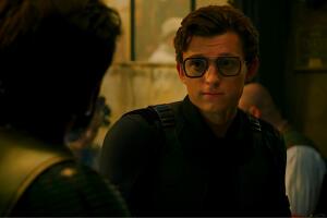 Spider-Man Far From Home Peter Gives Edith To Mysterio.jpg