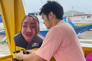 Hombre se va de vacaciones sin su esposa y se lleva almohada de su rostro