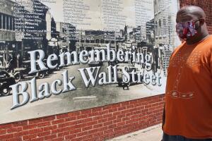 ´"Recordando el Wall Street Negro", un mural marca el sitio donde en 1921 turbas de blancos masacraron próspero un barrio negro.