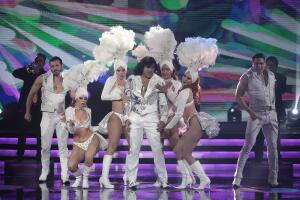 El "incalificable" estilo de Albertano para cantar y bailar 'Macumba'