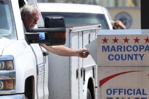 Un residente de Arizona deja su boleta electoral en un buzón del Condado Maricopa. 