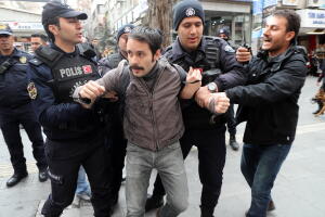 Policías turcos arrestan a un manifestante en marzo en Ankara durante una protesta contra la represión del gobierno de Erdogan