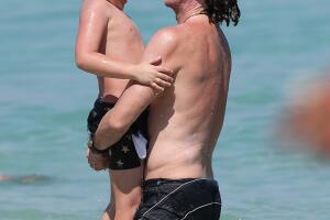 Nicolás Vallejo-Nágera 'Colate', en el mar de Miami Beach con su hijo Andrea Nicolás
