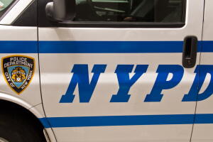 Joven de 29 años muere tras ser apuñalado frente a un bar de Queens.