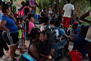 Decenas de migrantes haitianos están solicitando asilo en Mexico tras abandonar el sueño de llegar a Estados Unidos.