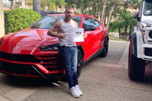 Saúl 'Canelo' junto al Lamborghini Urus en California