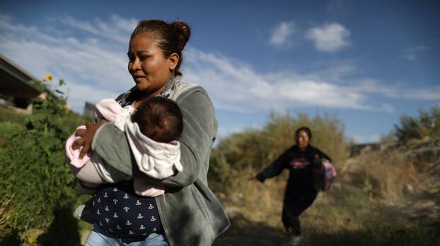 Títulos 8 y 42, el muro invisible para los miles de inmigrantes que buscan asilo en EEUU