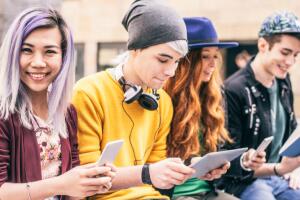 Jóvenes usando tecnología 